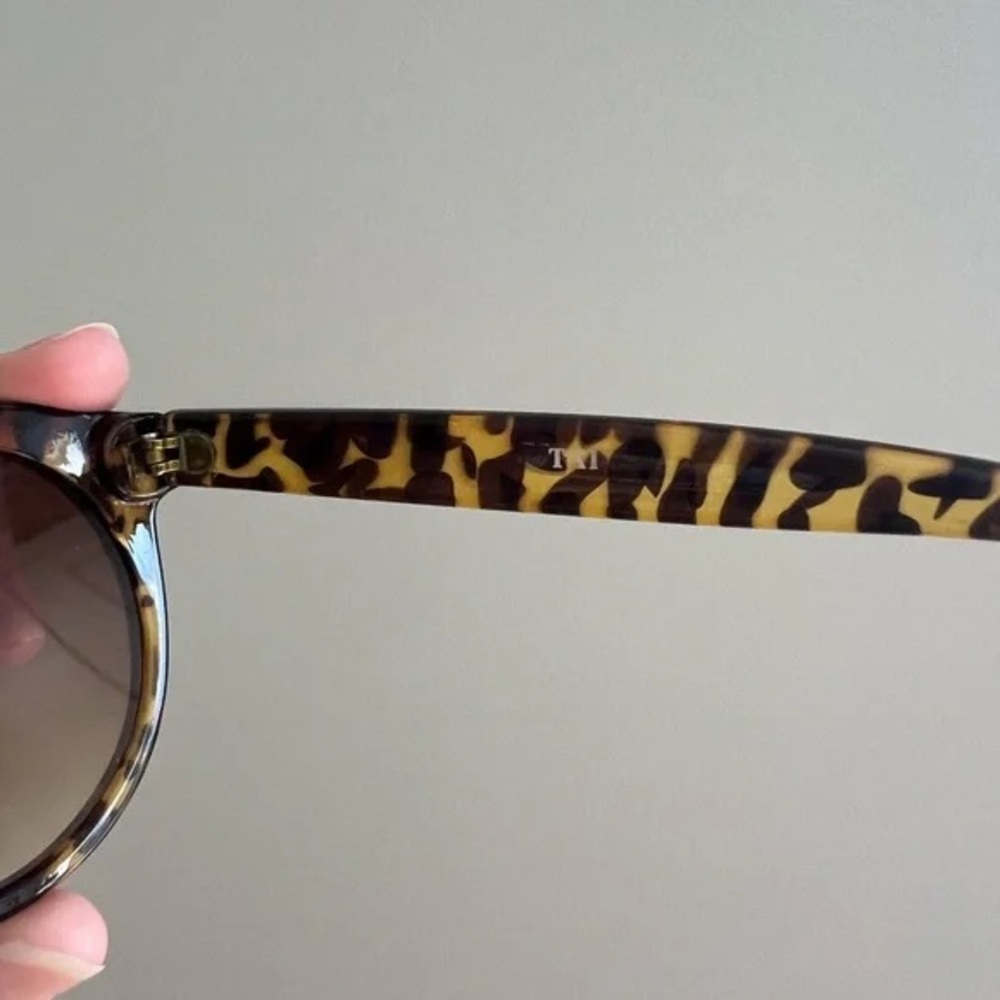 Chic Tortoise Shell Sunglasses - Picture 3 of 3